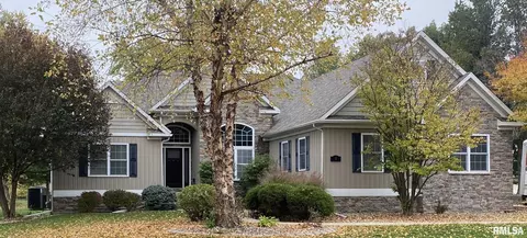 1 Oakmont Dr, Coal Valley, IL 61240