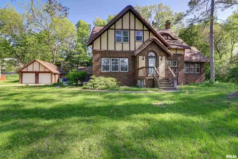 341 Thorwaldsen Pl, Clinton, IA 52732