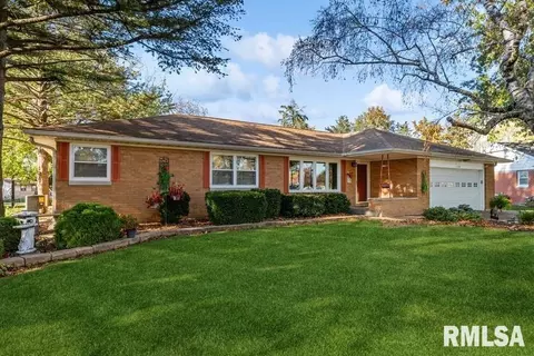 1132 Bobetta Ct, Clinton, IA 52732