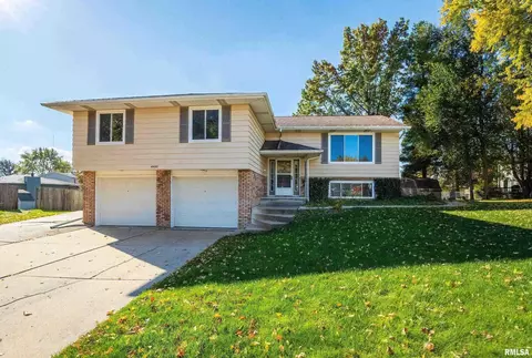 4400 Norfolk Ct, Bettendorf, IA 52722