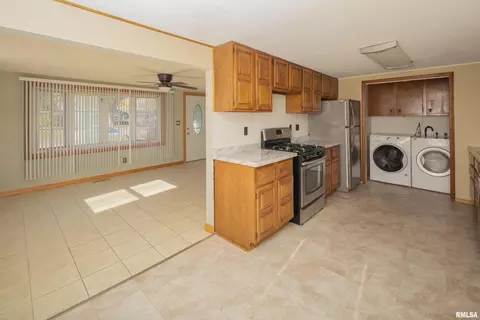 2403 12th St, Silvis, IL 61282 photo 9