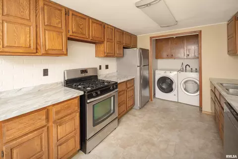 2403 12th St, Silvis, IL 61282 photo 10