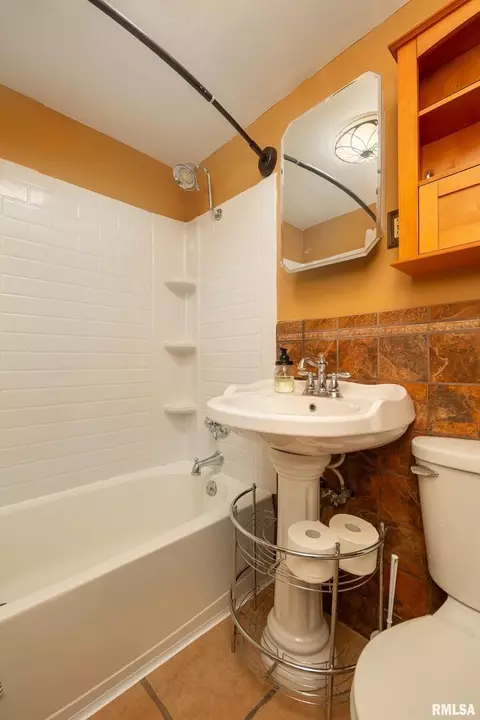 2403 12th St, Silvis, IL 61282 photo 23