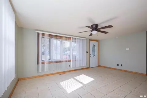 2403 12th St, Silvis, IL 61282 photo 5