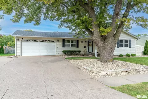 3486 Sunny Hill Dr, Bettendorf, IA 52722