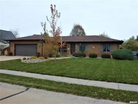 808 W Sheridan Dr, Eldridge, IA 52748