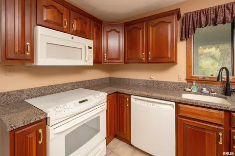 7710 35th Ave, Moline, IL 61265 photo 11