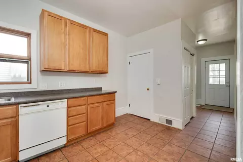 1813 12th St, Moline, IL 61265 photo 8