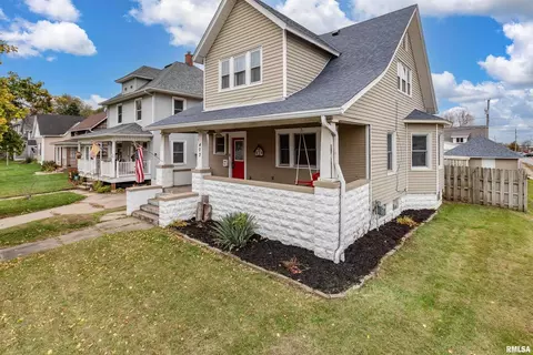 403 39th St, Moline, IL 61265