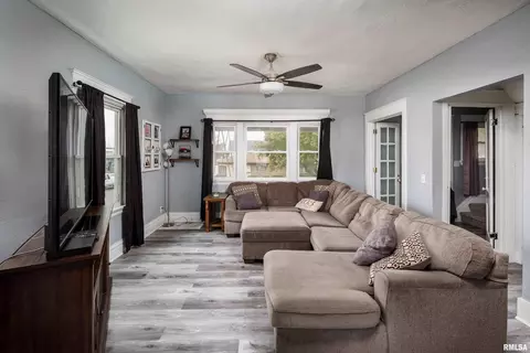 403 39th St, Moline, IL 61265 photo 7