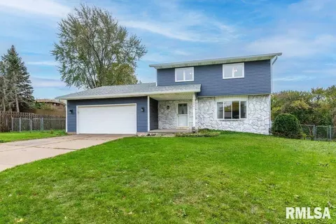 2305 Westberry Ct, Bettendorf, IA 52722
