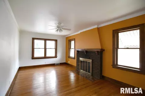 335 8th St, Silvis, IL 61282 photo 2