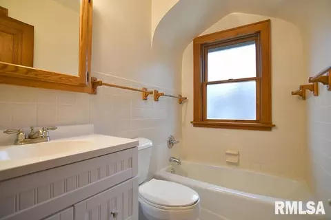 335 8th St, Silvis, IL 61282 photo 9