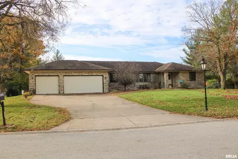 7014 Holdorf Dr, Blue Grass, IA 52726