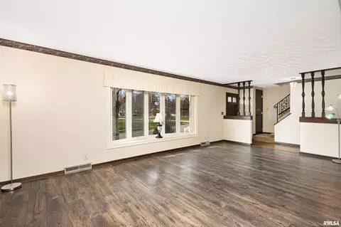 2804 36th St, Moline, IL 61265 photo 6