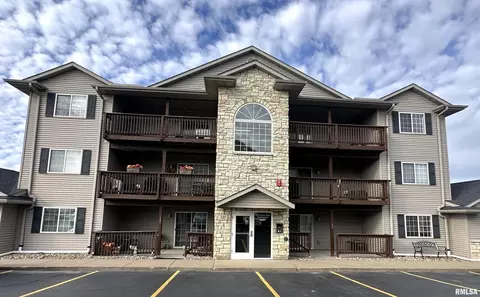 3207 S 16th Ave #101, Eldridge, IA 52748