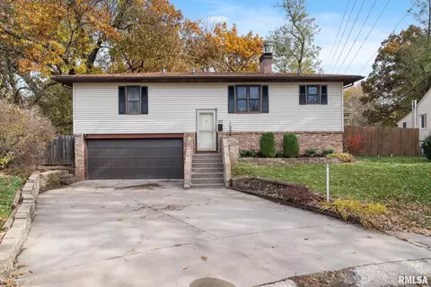 213 27th Avenue Ct, Moline, IL 61265