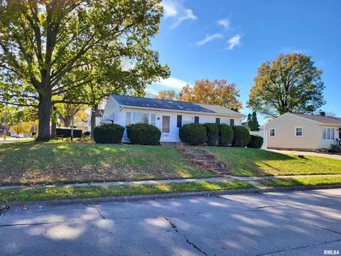 2303 W Dover Ct, Davenport, IA 52804