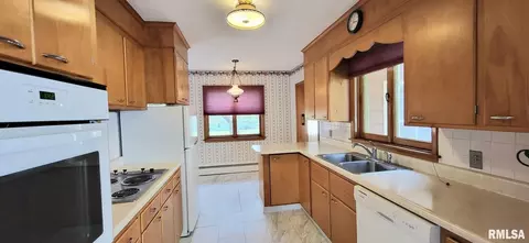 306 E Summit St, Wilton, IA 52778 photo 2