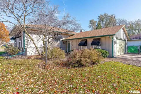 5749 Oak Brook Rd, Davenport, IA 52806