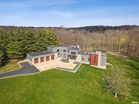 18503 Wells Ferry Rd, Bettendorf, IA 52722