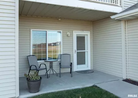 320 E Franklin St #102, Eldridge, IA 52748
