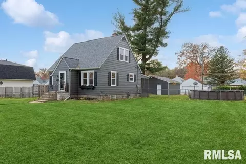 2377 28th St, Moline, IL 61265 photo 2