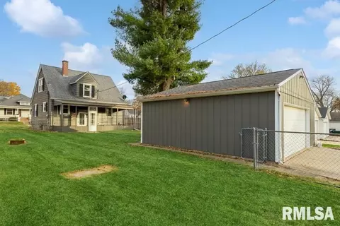 2377 28th St, Moline, IL 61265 photo 3