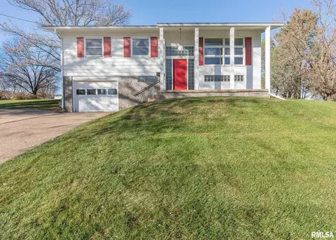 1102 W 51st St, Davenport, IA 52806