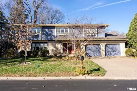 34 Oakbrook Dr, Bettendorf, IA 52722
