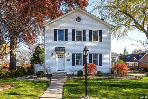 1621 Pineacre Ave, Davenport, IA 52803