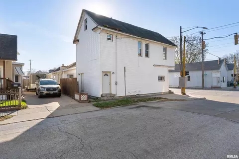 627 N Division St, Davenport, IA 52802