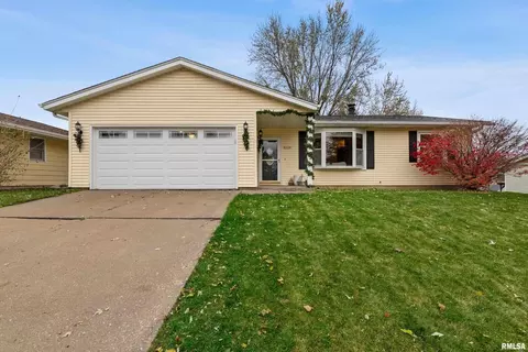 3219 Pleasant Dr, Bettendorf, IA 52722