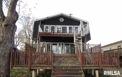 3220 N Shore Dr, Moline, IL 61265