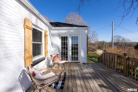 860 S Cody Rd, Le Claire, IA 52753