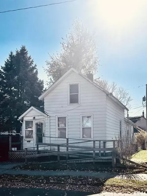 335 4th Ave N, Clinton, IA 52732