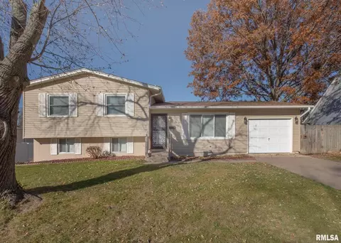 718 Colony Dr, Davenport, IA 52806