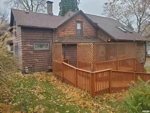 249 N Bluff Blvd, Clinton, IA 52732