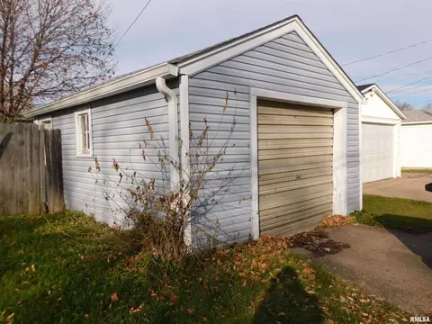 1928 2nd St, Moline, IL 61265 photo 3