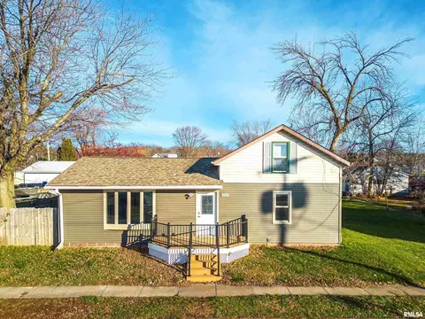 212 2nd St, Buffalo, IA 52728