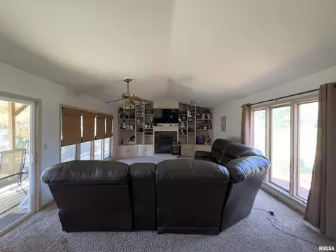 3225 6th St, Moline, IL 61265 photo 6