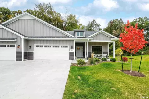 1307 Heights Ct, Bettendorf, IA 52722