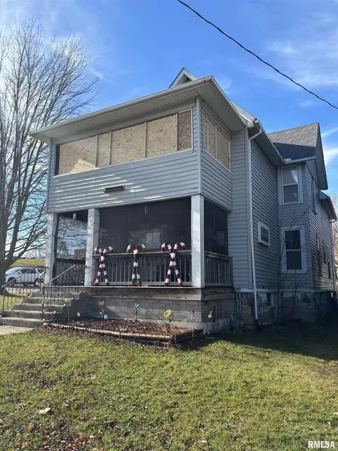 724 S 5th St, Clinton, IA 52732