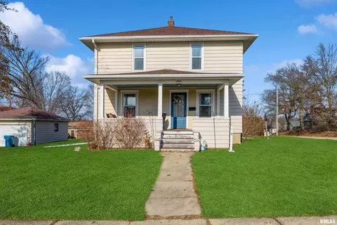 1004 8th St, Dewitt, IA 52742