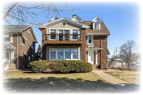 718 River Dr, Bettendorf, IA 52722
