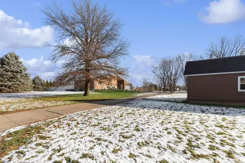 925 E Lincoln Rd, Eldridge, IA 52748 photo 6