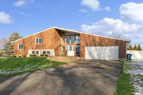925 E Lincoln Rd, Eldridge, IA 52748 photo 3