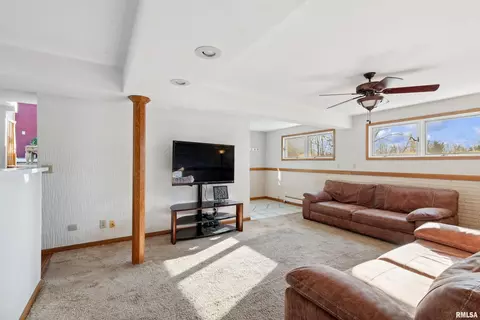 925 E Lincoln Rd, Eldridge, IA 52748 photo 16
