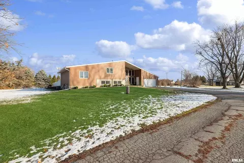 925 E Lincoln Rd, Eldridge, IA 52748 photo 5