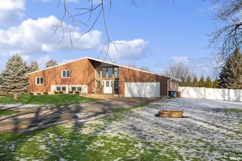 925 E Lincoln Rd, Eldridge, IA 52748 photo 2